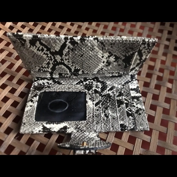 Guess wallet - Picture 2 of 4